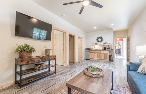 Dahlonega Casa | Roost Retreat-1BR/1BA near Amicalola Falls, Kitchenette, Mtn view, Fire Pit