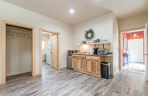 Dahlonega Casa | Roost Retreat-1BR/1BA near Amicalola Falls, Kitchenette, Mtn view, Fire Pit