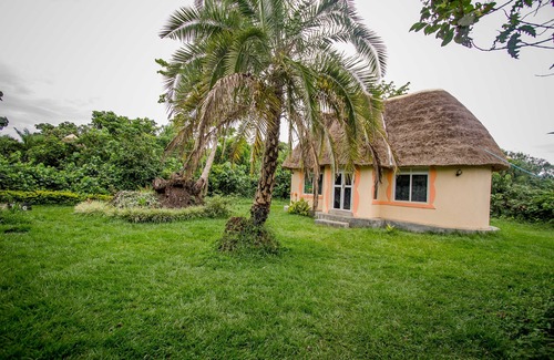 Entebbe Alquiler De RV | Roots Retreat and Camping Resort