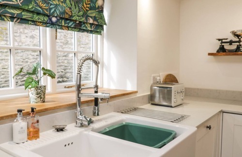 Thornton Dale Cabaña | RORTY CRANKLE, pet friendly, with open fire in Thornton Dale