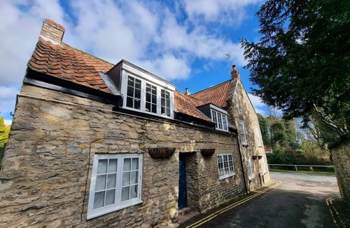 Thornton Dale Cabaña | RORTY CRANKLE, pet friendly, with open fire in Thornton Dale
