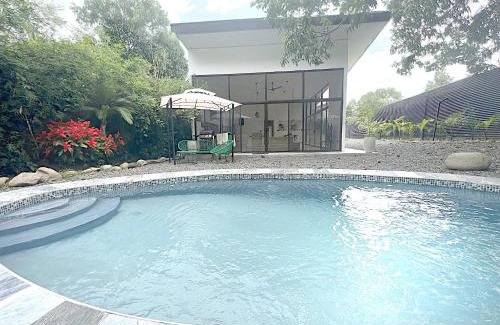Uvita Villa | Ros Villa, Lujo con Piscina Privada a 10 Minutos de la Playa
