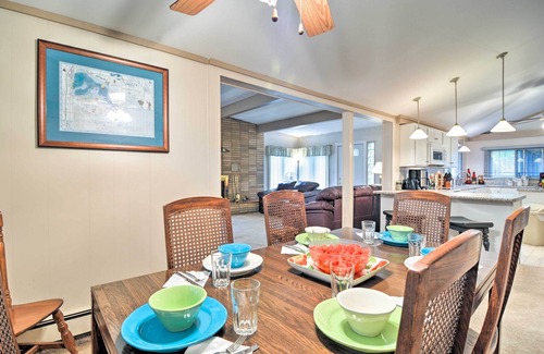 Higgins Lake Cabina | Roscommon Cabin w/ Fire Pit: Walk to Higgins Lake!