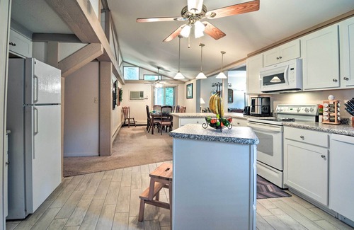 Higgins Lake Cabina | Roscommon Cabin w/ Fire Pit: Walk to Higgins Lake!