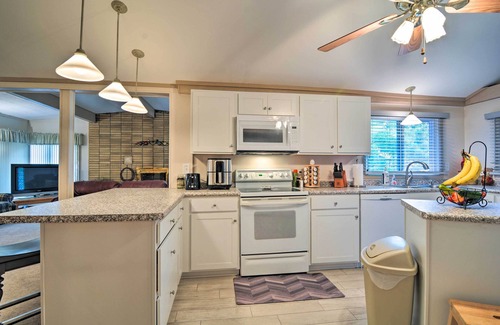 Higgins Lake Cabina | Roscommon Cabin w/ Fire Pit: Walk to Higgins Lake!