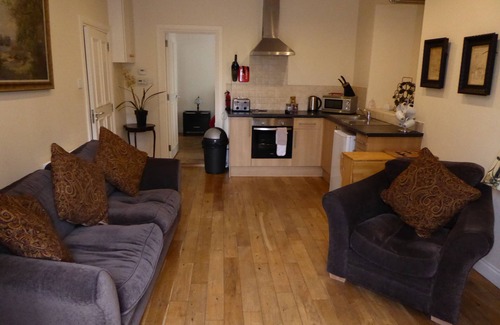 Arden Cabaña | Rose Cottage (Auchendennan) - sleeps 4 guests in 2 bedrooms