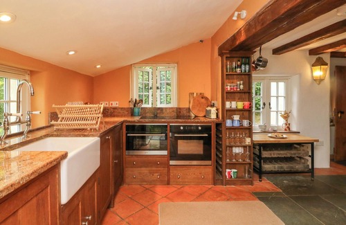 East Portlemouth Cabaña | ROSE COTTAGE, pet friendly, with hot tub in Okehampton