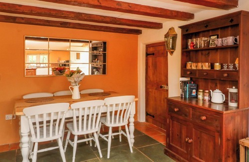 East Portlemouth Cabaña | ROSE COTTAGE, pet friendly, with hot tub in Okehampton