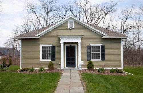 Geneva Casa | Rose Hill Cottage Lake Views & Mansion Grounds