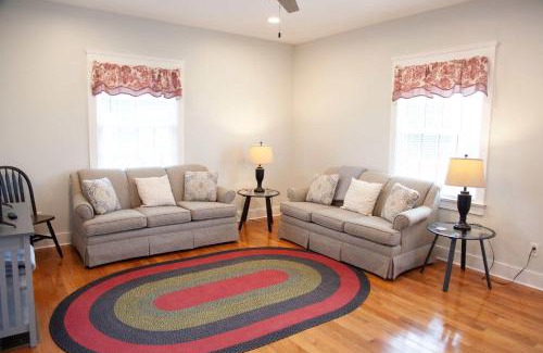 Geneva Casa | Rose Hill Cottage Lake Views & Mansion Grounds