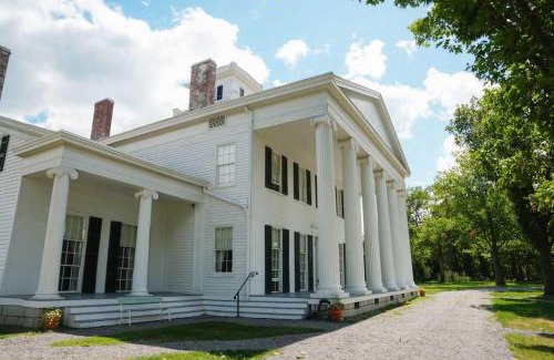 Geneva Casa | Rose Hill Cottage Lake Views & Mansion Grounds