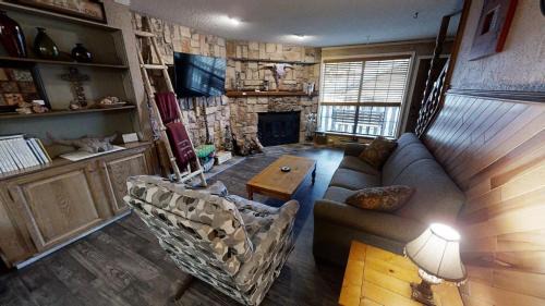 Red River Casa | Rose Rock Mountain View - Pet Friendly - Fireplace - WiFi - Hot Tub - Washer - Dryer