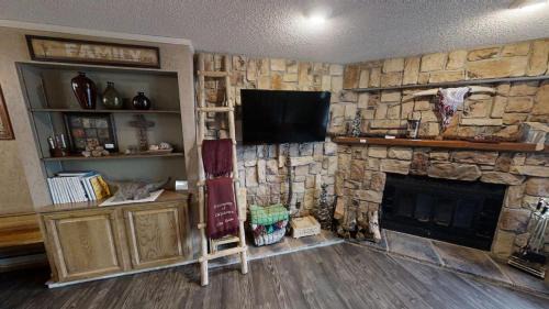 Red River Casa | Rose Rock Mountain View - Pet Friendly - Fireplace - WiFi - Hot Tub - Washer - Dryer