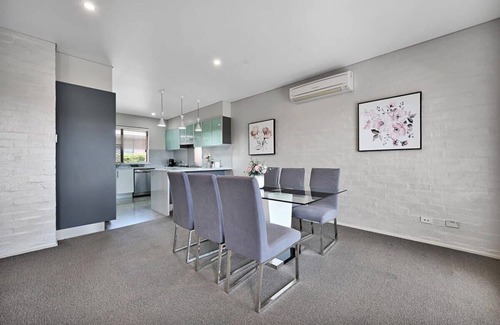Bletchington Casa | Roselawn - Short Stroll to Botanic Gardens, Pets