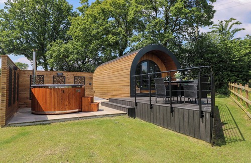 Porthyrhyd Cabaña | ROSELEA LUXURY POD LODGE, with hot tub in Llanddarog