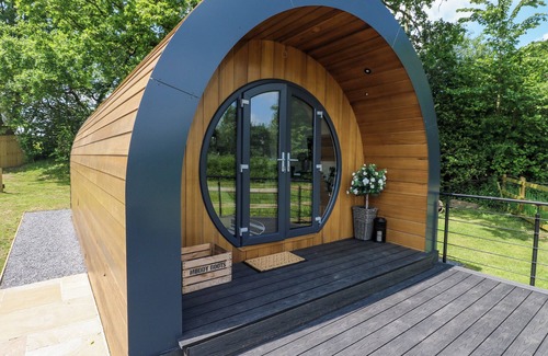 Porthyrhyd Cabaña | ROSELEA LUXURY POD LODGE, with hot tub in Llanddarog