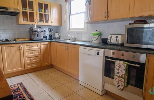 Catherine Hill Bay Casa | Rosella Cottage - private pool, walk to beach