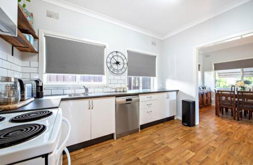 Dubbo Casa | Rosewood Cottage - Stroll to Central, Cosy Escape