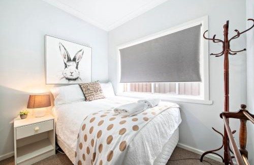 Dubbo Casa | Rosewood Cottage - Stroll to Central, Cosy Escape