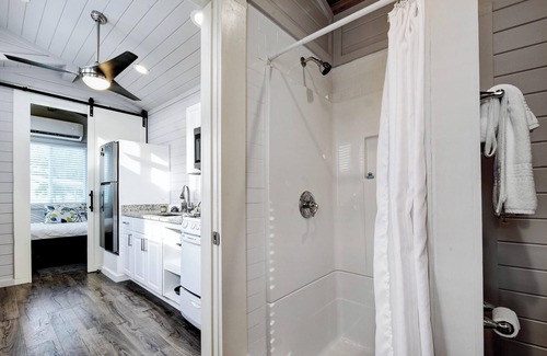 The Woodlands Cama Y Desayuno | Rosie Tiny Home in Community First! Village