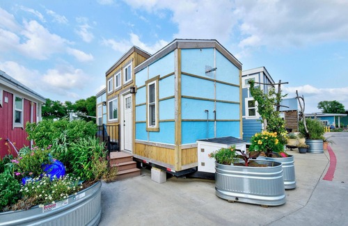 The Woodlands Cama Y Desayuno | Rosie Tiny Home in Community First! Village