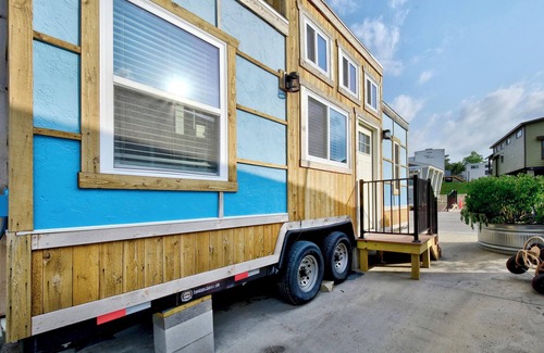 The Woodlands Cama Y Desayuno | Rosie Tiny Home in Community First! Village