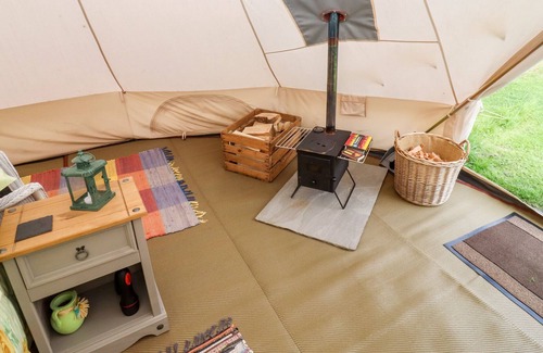 Westbrook Court Cabaña | ROSIEBELL, romantic, with open fire in Weobley