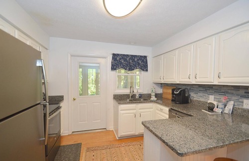 Hedgesville Cabina | Rosies Creekside Retreat - 3 BR Escape!