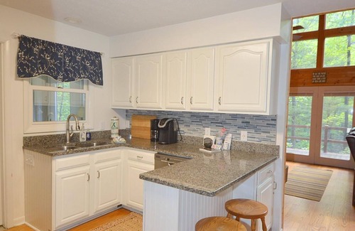 Hedgesville Cabina | Rosies Creekside Retreat - 3 BR Escape!