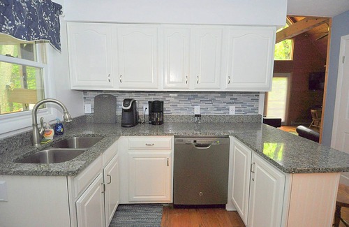 Hedgesville Cabina | Rosies Creekside Retreat - 3 BR Escape!