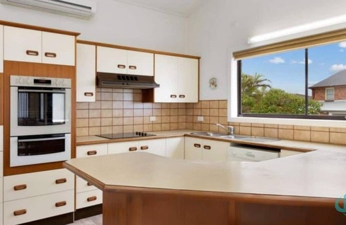 Caves Beach Casa | Rosie's Retreat - 300m to Beach dog friendly on request