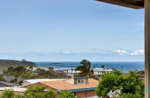 Caves Beach Casa | Rosie's Retreat - 300m to Beach dog friendly on request