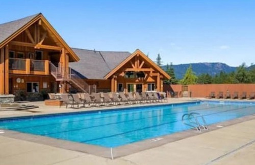 Ronald Cabina | Roslyn Ridge Get-A-Way w/ hot tub