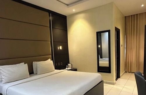 Uyo Hotel | Rosmohr Vintage
