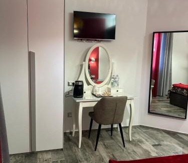 Zona XXXIII Acilia Sud Cama Y Desayuno | Rosso Relativo