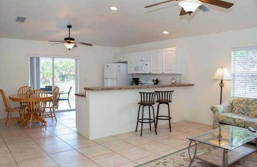 Rotonda West Condominio | Rotunda West 2 bedroom Condo w Lanai 9 miles to Gulf Beaches