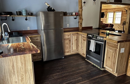Montebello Cabina | Roudy’s Retreat: Secluded Mountain Cabin with Hot Tub and Private Pond