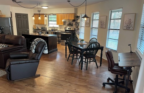 Summerfield Cabaña | Round House with access to Little Lake Weir close to the Villages