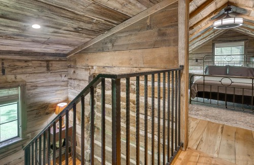 Round Top Cabina | Sloane Cabin @ Lone Star Farm