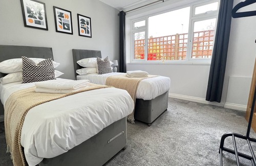 Roundhay Casa | Roundhay Park House - Drive and gardens front and back