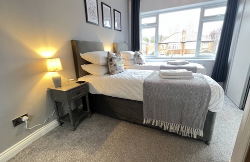 Roundhay Casa | Roundhay Park House - Drive and gardens front and back