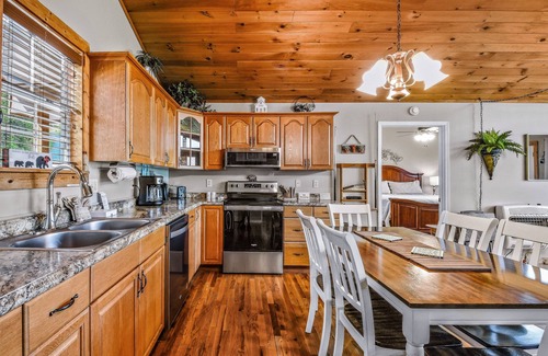 Wears Valley Cabina | Roundtop Mountain Ridge 2 Bedroom Cabin by RedAwning