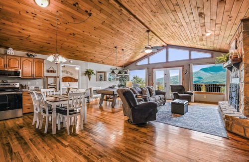 Wears Valley Cabina | Roundtop Mountain Ridge 2 Bedroom Cabin by RedAwning