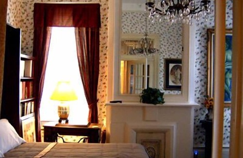 Historic Downtown Savannah Cama Y Desayuno | Roussell's Garden Bed & Breakfast