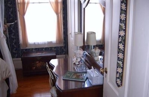 Historic Downtown Savannah Cama Y Desayuno | Roussell's Garden Bed & Breakfast