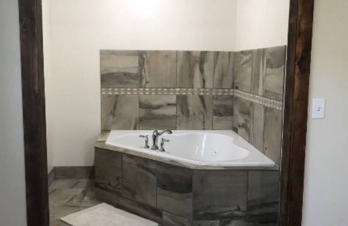 Leavittsburg Casa | Route 5 * Comfortable * WIFI * Hot Tub