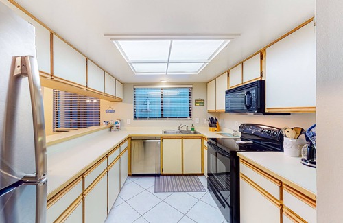 New Smyrna Beach Villa | Row-end condo with pool, clubhouse, tennis, & walk to beach