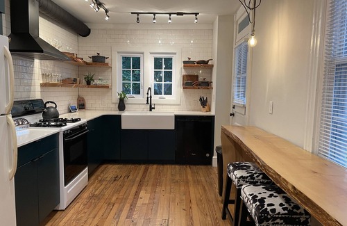 Lancaster Casa | Row-home 3min drive to Central Market,Office,Patio w/ Fire Pit, Artistic Accents