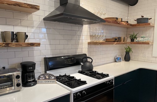 Lancaster Casa | Row-home 3min drive to Central Market,Office,Patio w/ Fire Pit, Artistic Accents