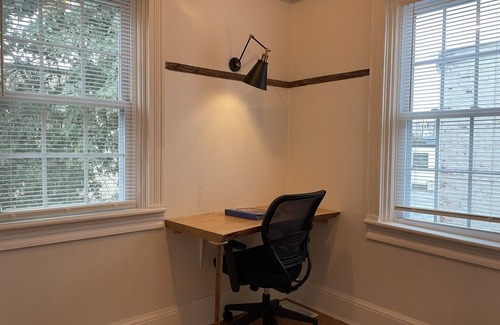 Lancaster Casa | Row-home 3min drive to Central Market,Office,Patio w/ Fire Pit, Artistic Accents